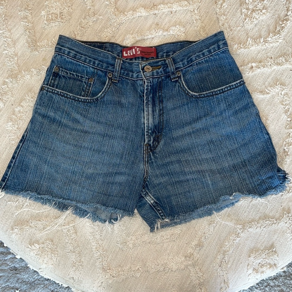Levis shorts medium wash